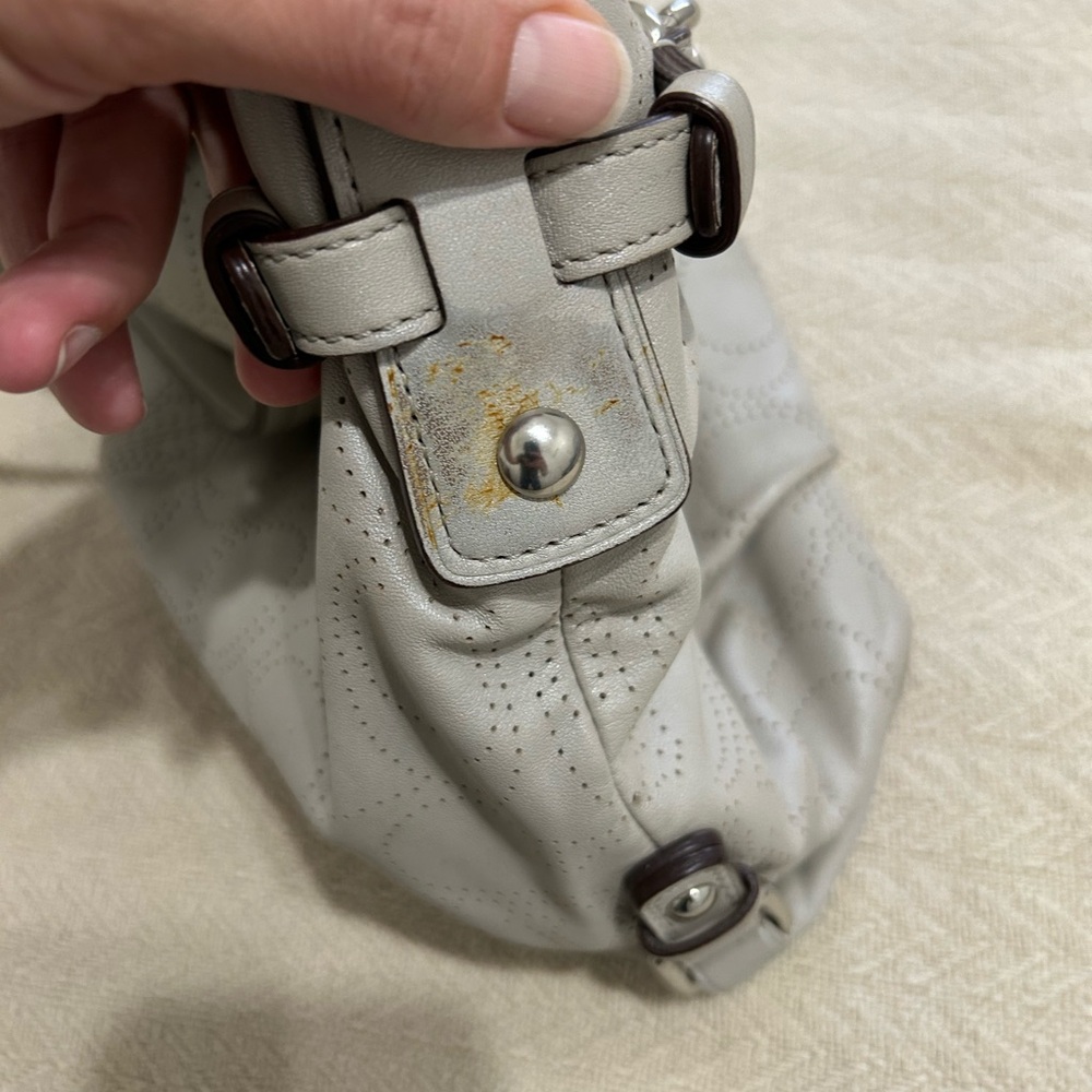 Elegant Gray Leather Handbag - Picture 5 of 7